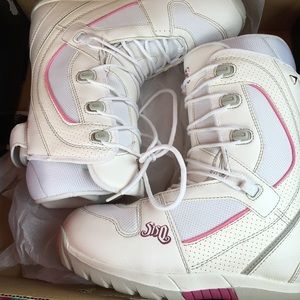 Size 10 women’s snowboard boots